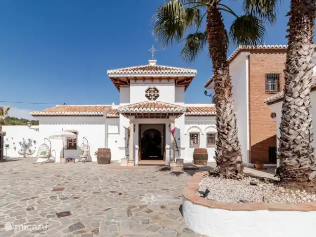 De courtyard en hoofdingang van de Finca.